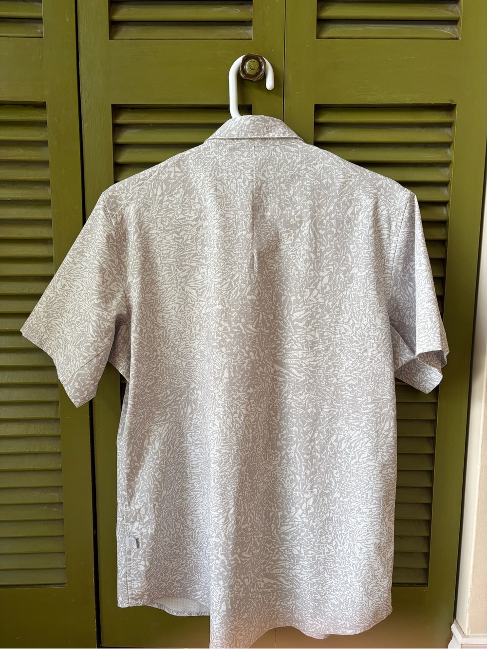 Men's Lululemon Short-Sleeve Button-Up Shirt - Light Beige Print - Picture 2 of 3